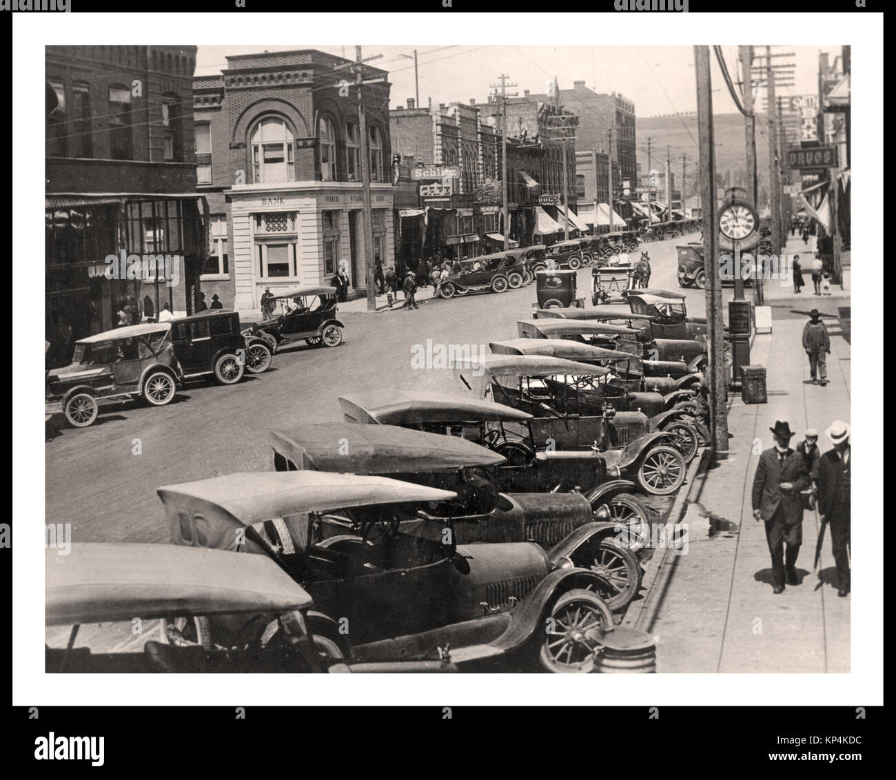 Modèle T Ford vintage voitures à moteur populaires dans la ligne des deux côtés de la rue de la ville garé dans le quartier commerçant animé main Street High Street de Colfax, État de Washington États-Unis Banque D'Images
