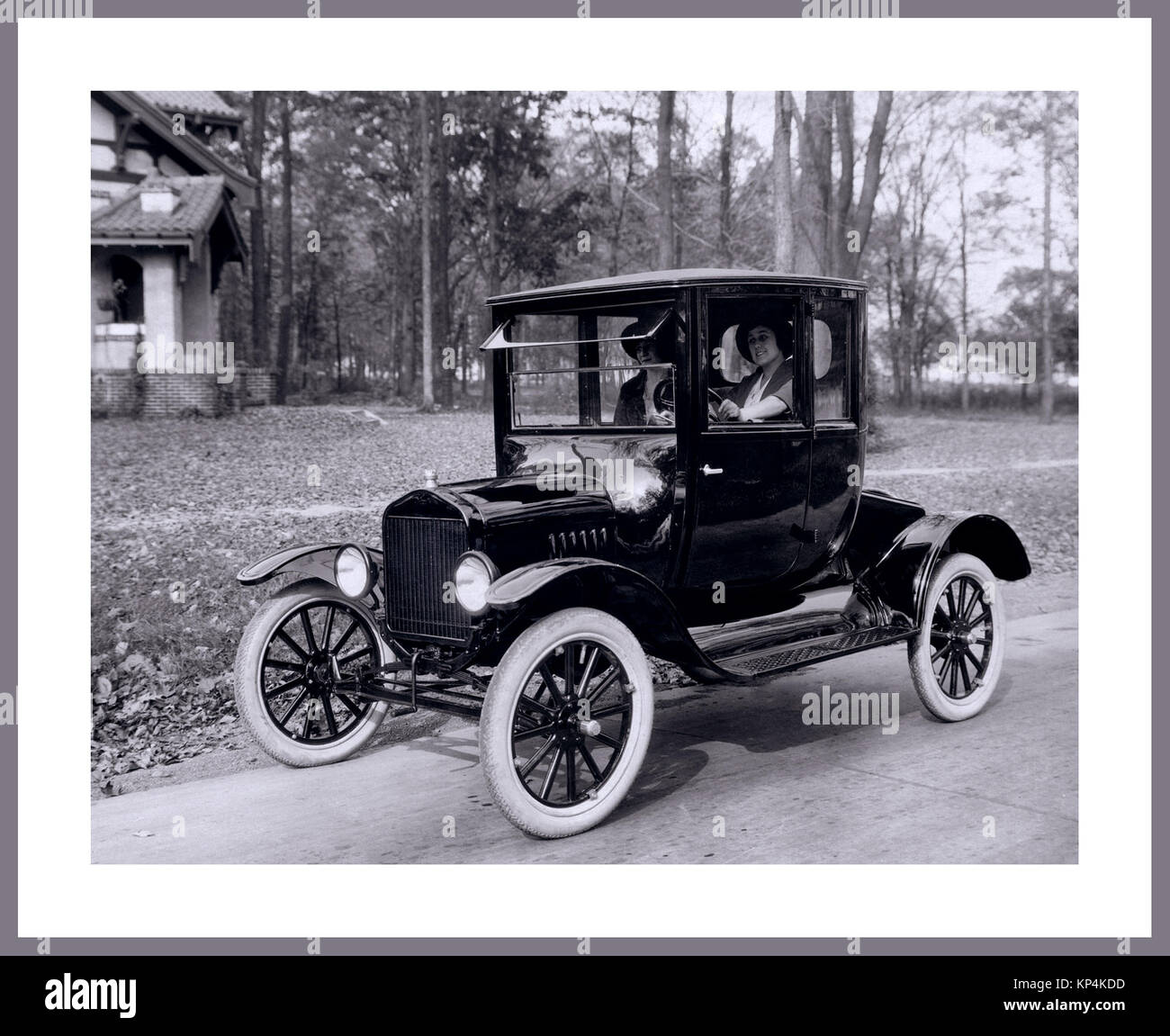 Archives anciennes American Ford modèle T coupé 1920/1921 Ford modèle T coupé les deux passagers 1920 Ford modèle T coupé était de type planétaire de conception standard avec deux vitesses en marche avant et en marche arrière. 1921 coupé vendus pour 695.00$ avec jantes de démarrage et de démontable électriques. La transmission finale était par un tube de couple. Banque D'Images