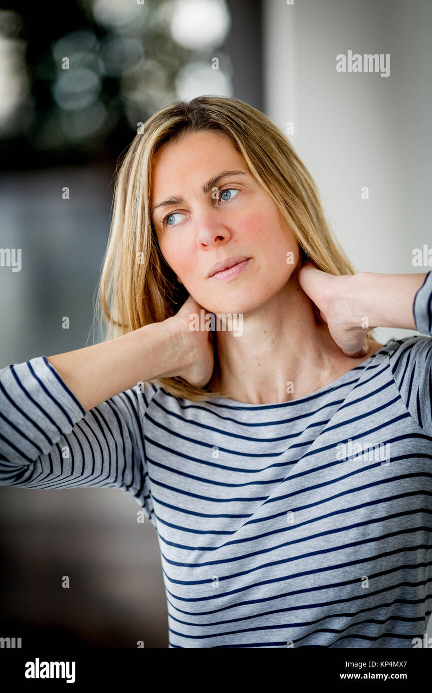 Femme souffrant de douleur au cou. Banque D'Images