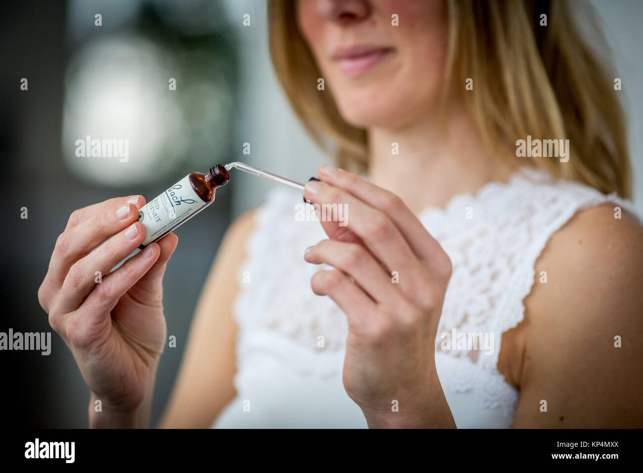 Femme à l'aide de fleurs de Bach. Banque D'Images