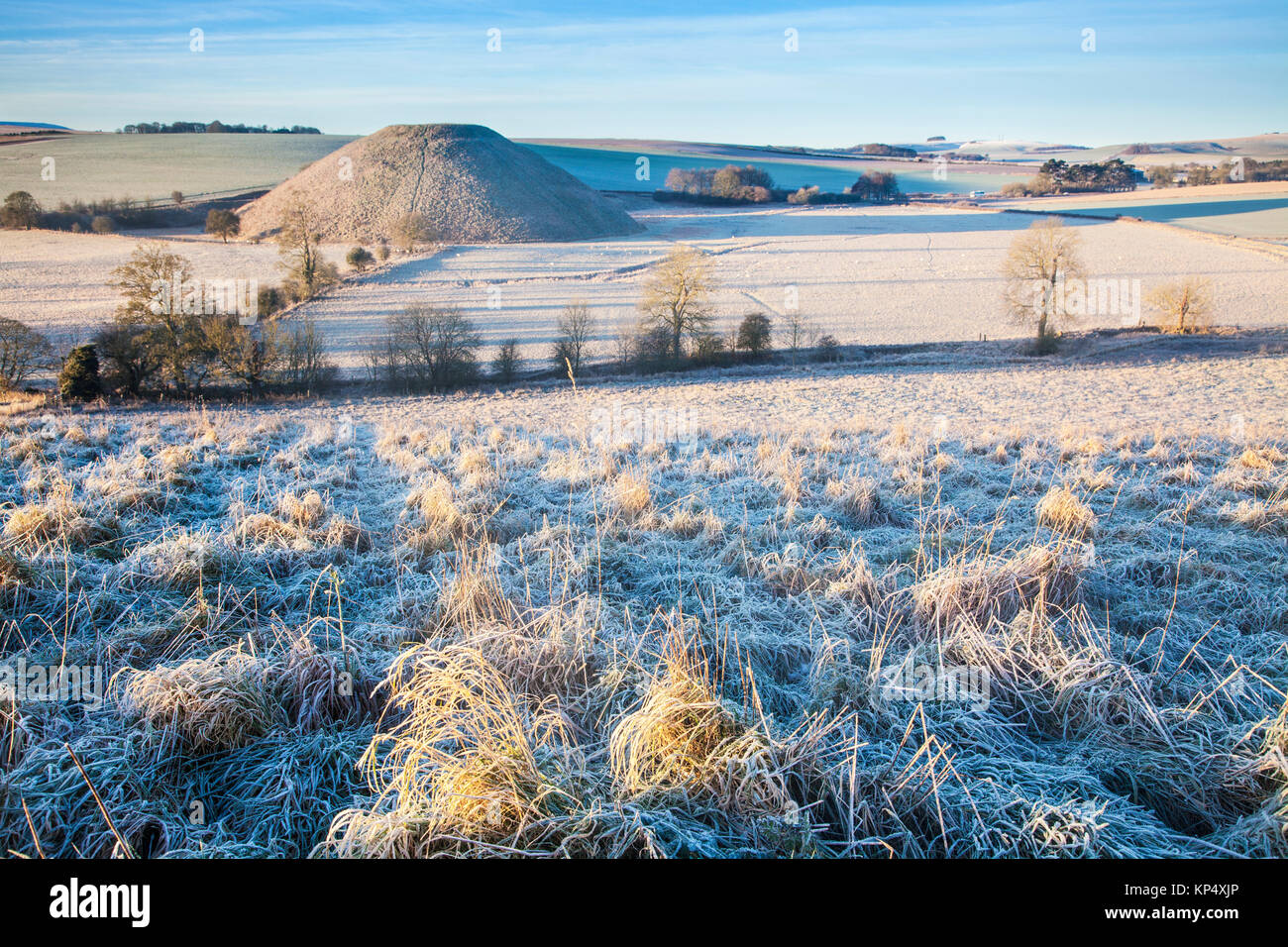 Un matin glacial à Silbury Hill dans le Wiltshire. Banque D'Images