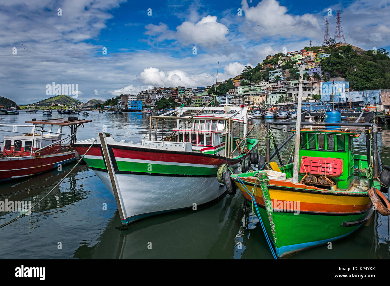 Bateaux de pêche colorés dans la jetée de Praia do Sua, Vitoria, l'état d'Espirito Santo, au Brésil. Banque D'Images