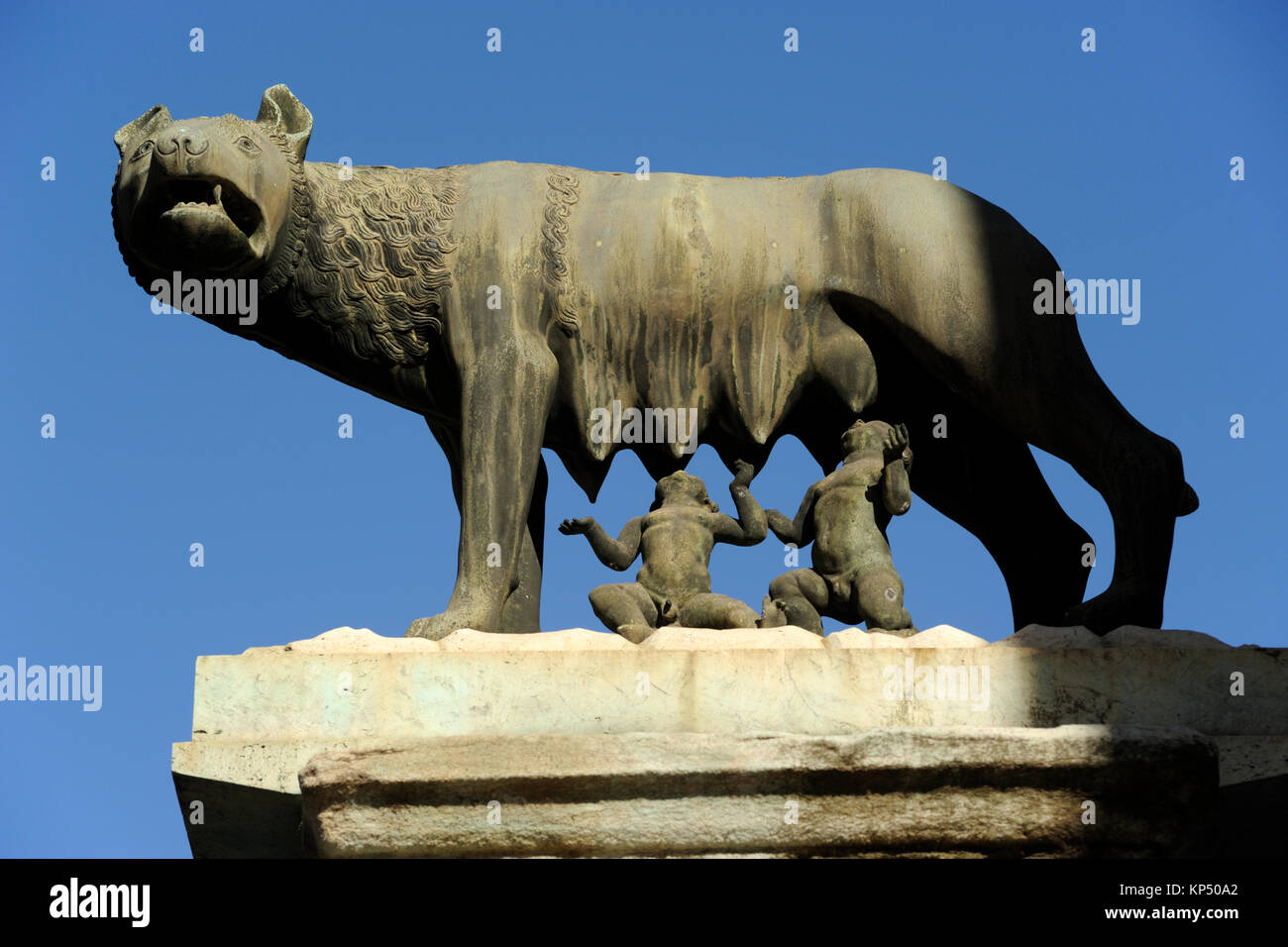 L'Italie, Rome, le Capitole, la statue de la louve avec Romulus et Remus Photo Stock Alamy