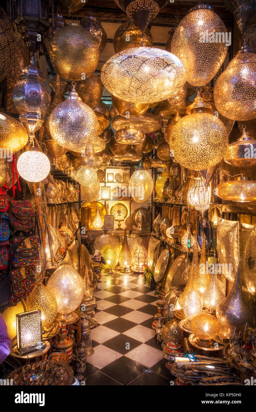 Sélection de lampes traditionnelles faites sur dans les souks de Marrakech. Le marché traditionnel berbère est l'une des plus importantes attractions de la ville. Banque D'Images