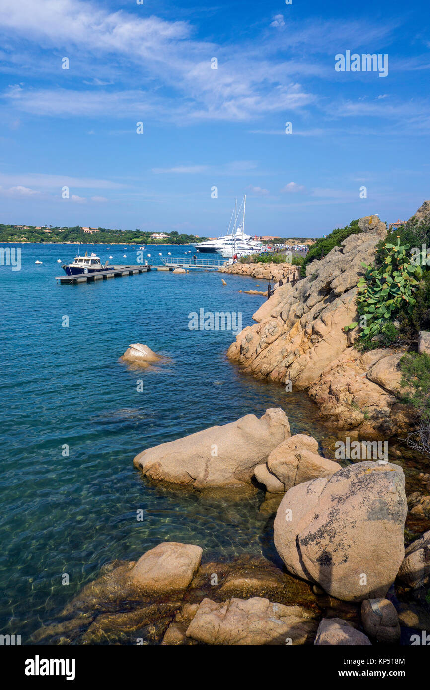Les roches de granit à la marina, port de plaisance de Porto Cervo, destination de luxe à Costa Smeralda, Sardaigne, Italie, Méditerranée, Europe Banque D'Images