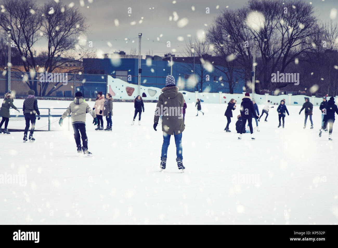 Patinoire Exterieure Publique A Riga Lettonie Photo Stock Alamy Patinoire Exterieure Publique A Riga Lettonie Photo Stock Alamy