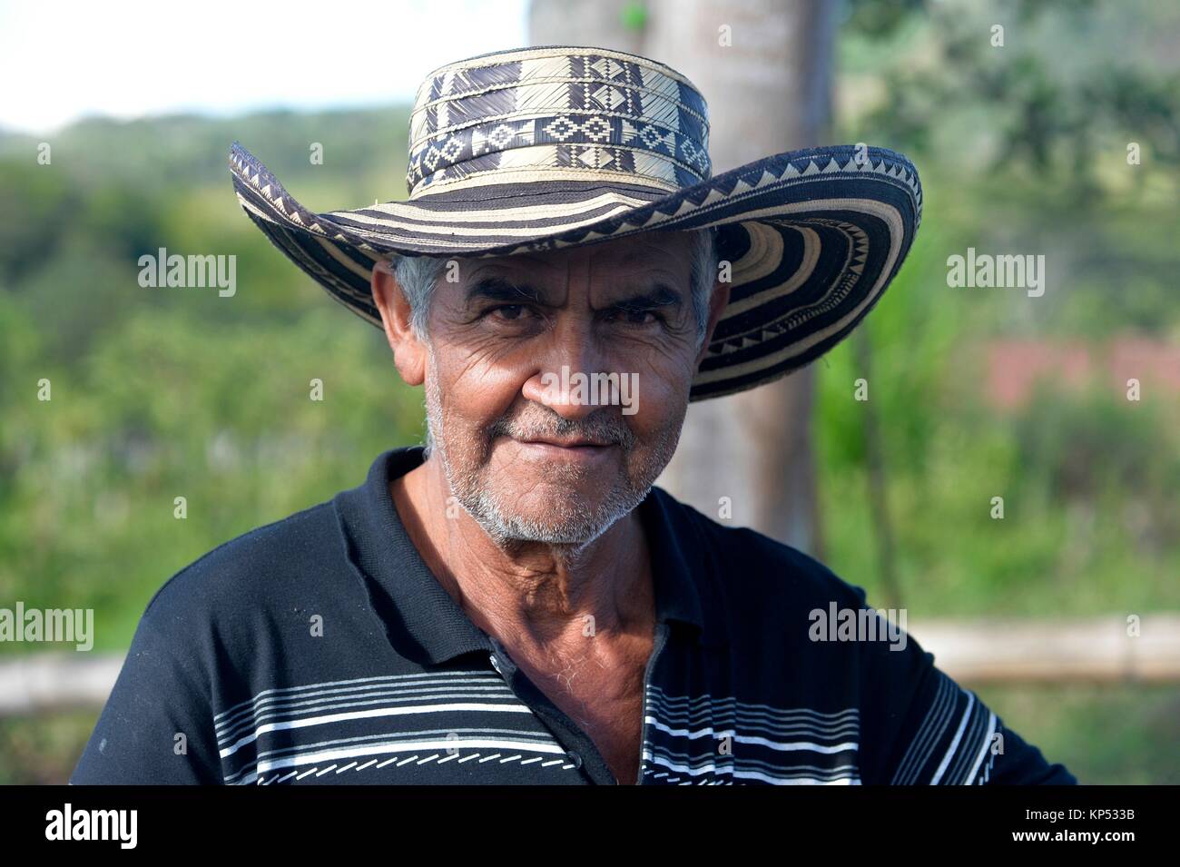 Portrait de l'homme colombien avec coiffe traditionnelle, la Colombie, l'Amérique du Sud. Banque D'Images