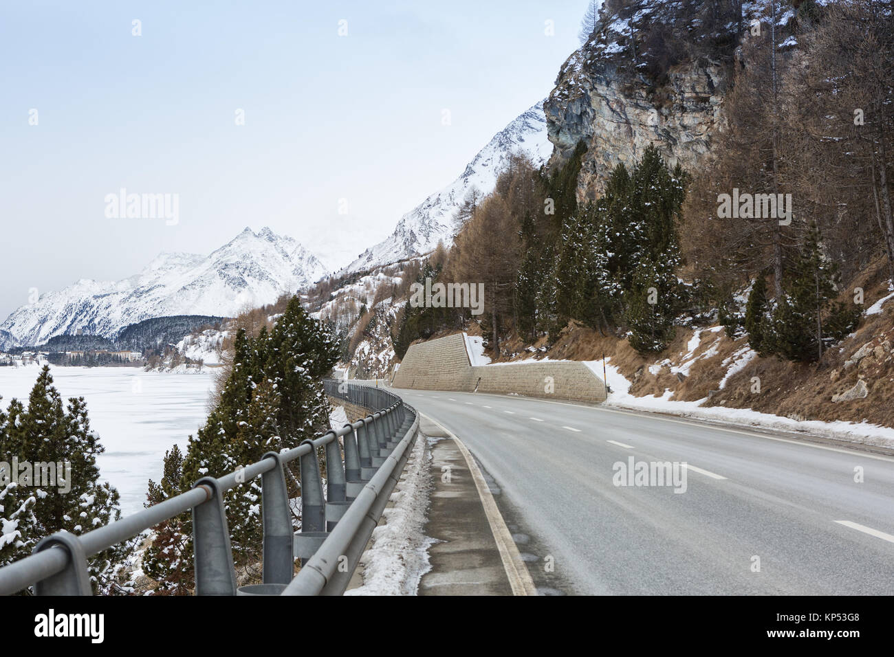 Route de montagne dans les alpes suisses à un ciel couvert journée d'hiver. Val Bregaglia, canton des Grisons, Suisse. Banque D'Images