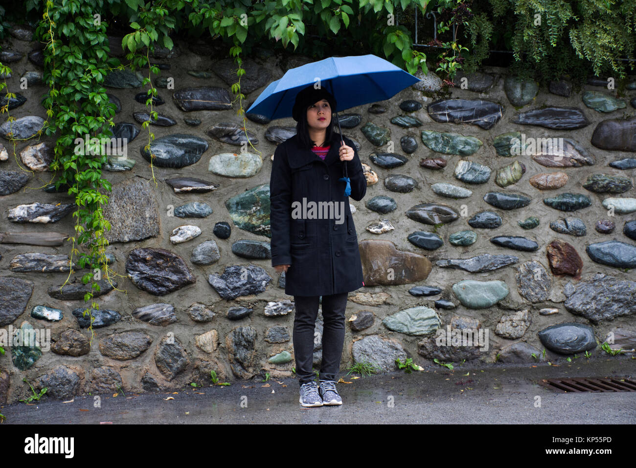 Meilleur Thai women holding umbrella et marcher sur le chemin de la ville de Pfunds resort matin temps et il pleuvait dans le Tyrol, Autriche Banque D'Images