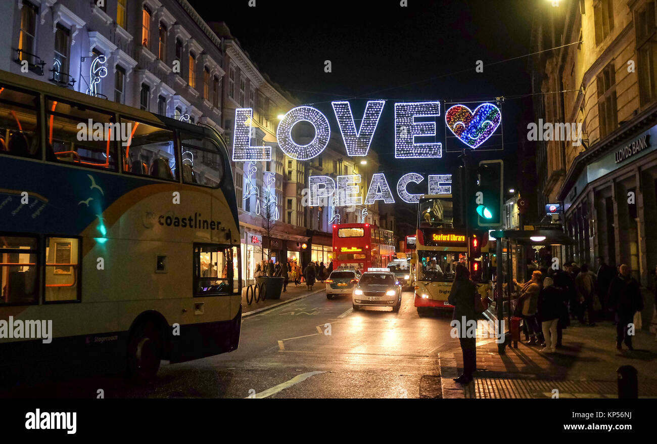 Brighton UK 12 décembre 2017 - Noël lumières de rue en rue du Nord avec les mots d'amour et de paix photographie prise par Simon Dack Banque D'Images