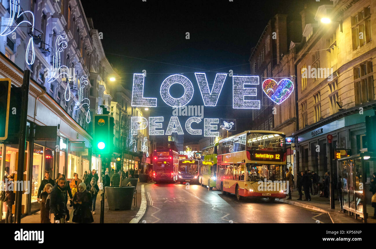 Brighton UK 12 décembre 2017 - Noël lumières de rue en rue du Nord avec les mots d'amour et de paix photographie prise par Simon Dack Banque D'Images