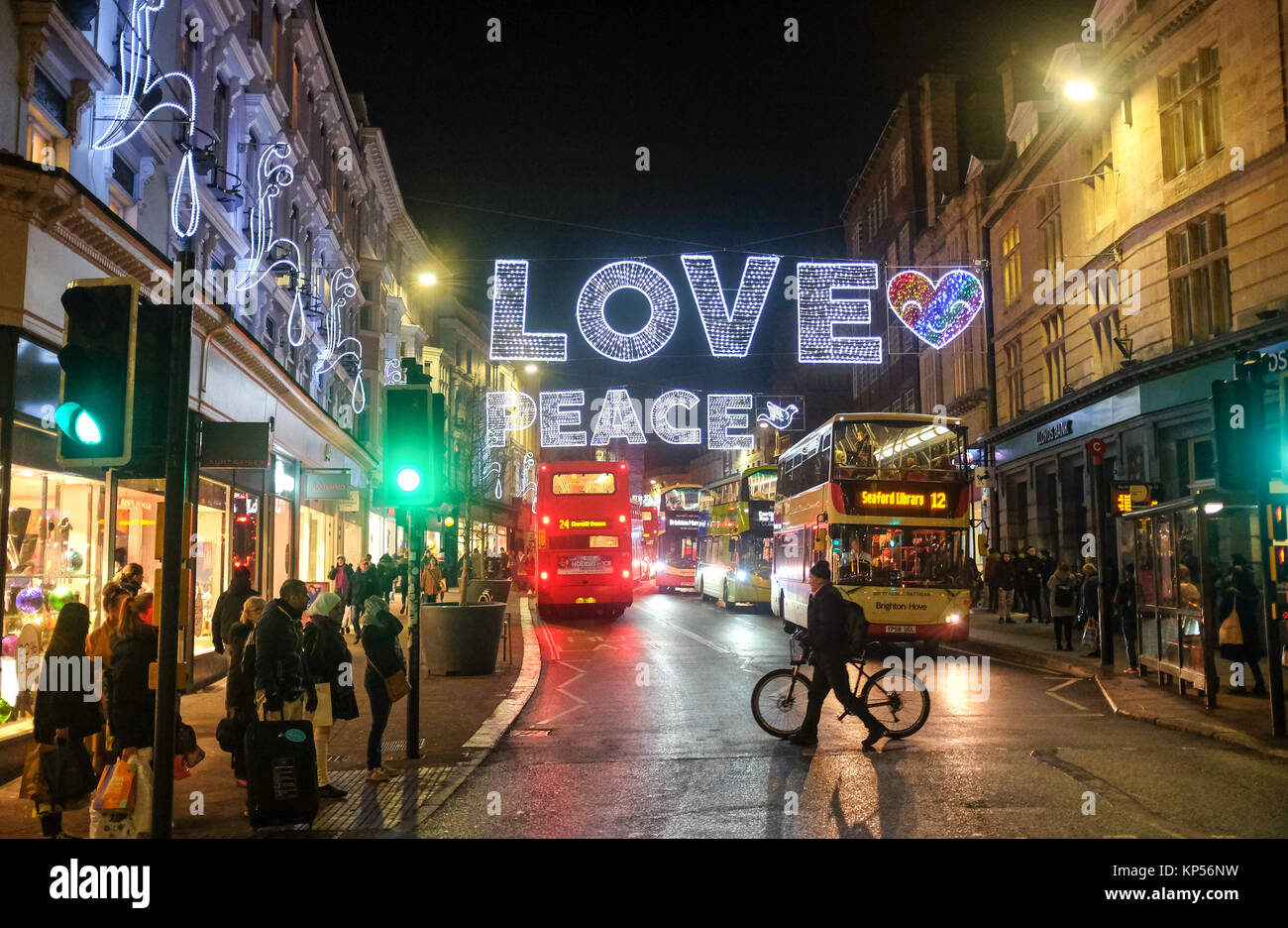 Brighton UK 12 décembre 2017 - Noël lumières de rue en rue du Nord occupé par les mots d'amour et de paix photographie prise par Simon Dack Banque D'Images