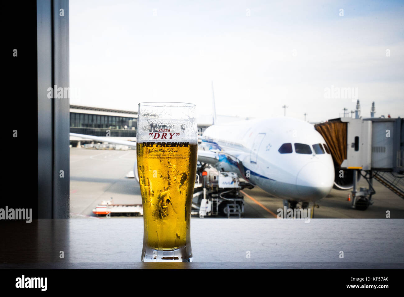 Illustration à propos de la consommation d'alcool pendant un voyage en avion. Banque D'Images