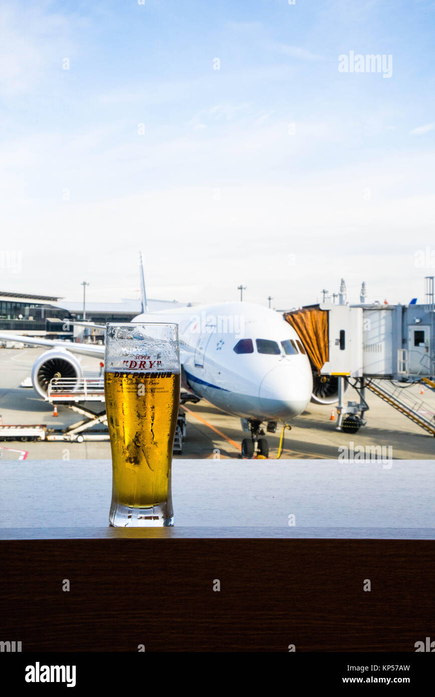 Illustration à propos de la consommation d'alcool pendant un voyage en avion  Photo Stock - Alamy