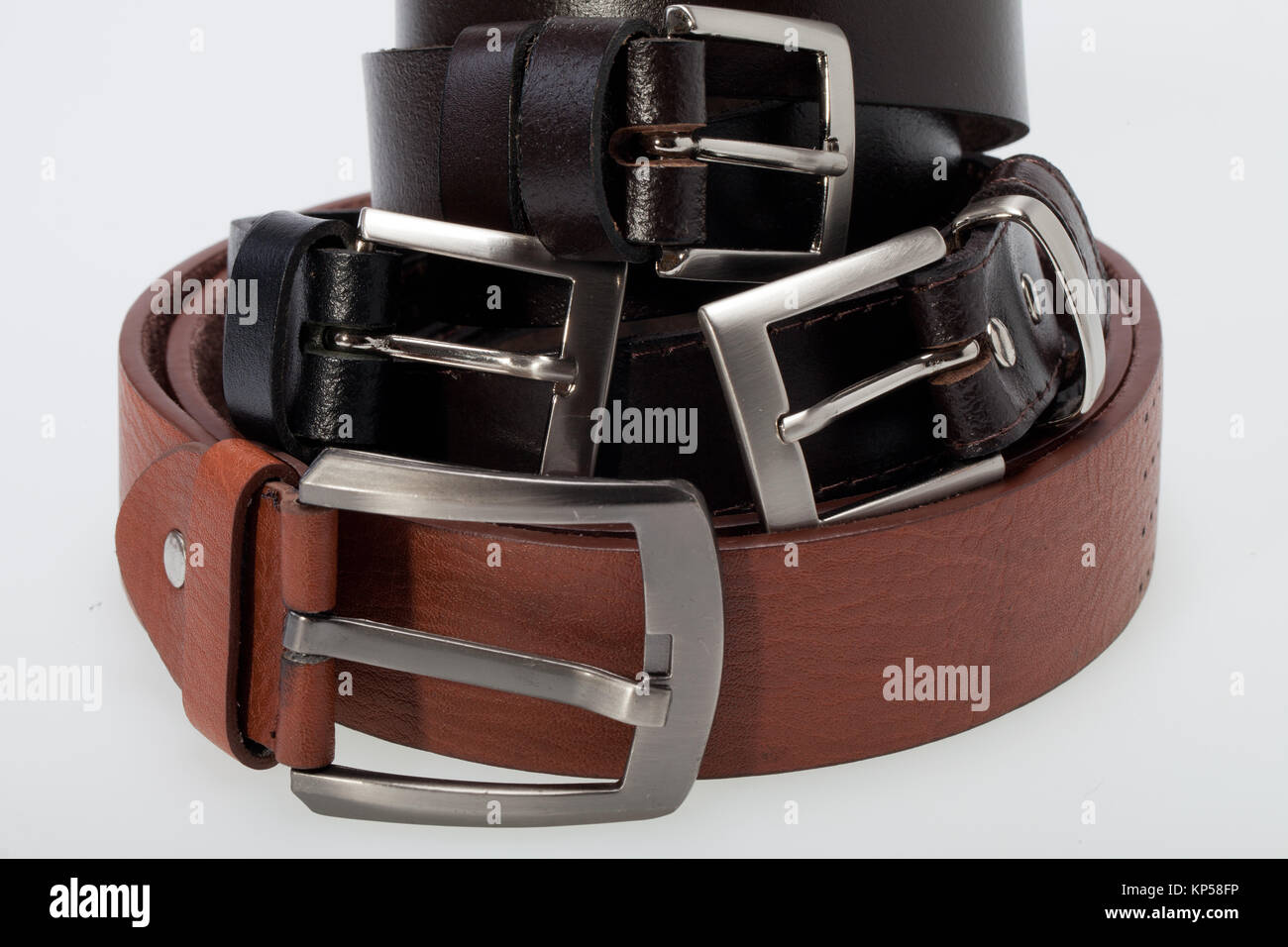 Ceinture marron et noir hommes isolé sur blanc. Banque D'Images