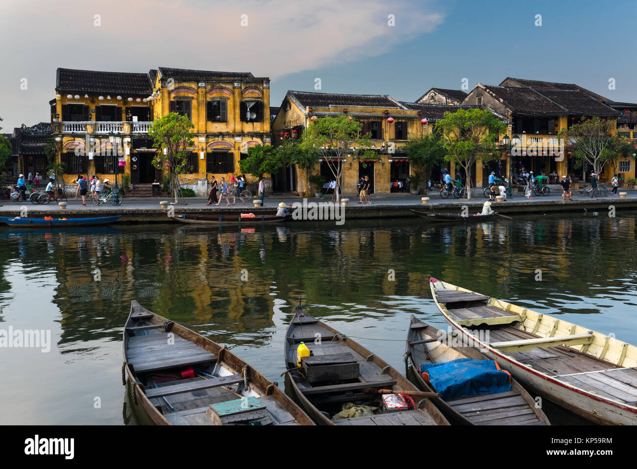 Maisons de ville antique de Hoian. Bâtiments colorés avec de la soie de fête des lanternes. Site du patrimoine de l'UNESCO. Vietnam Banque D'Images