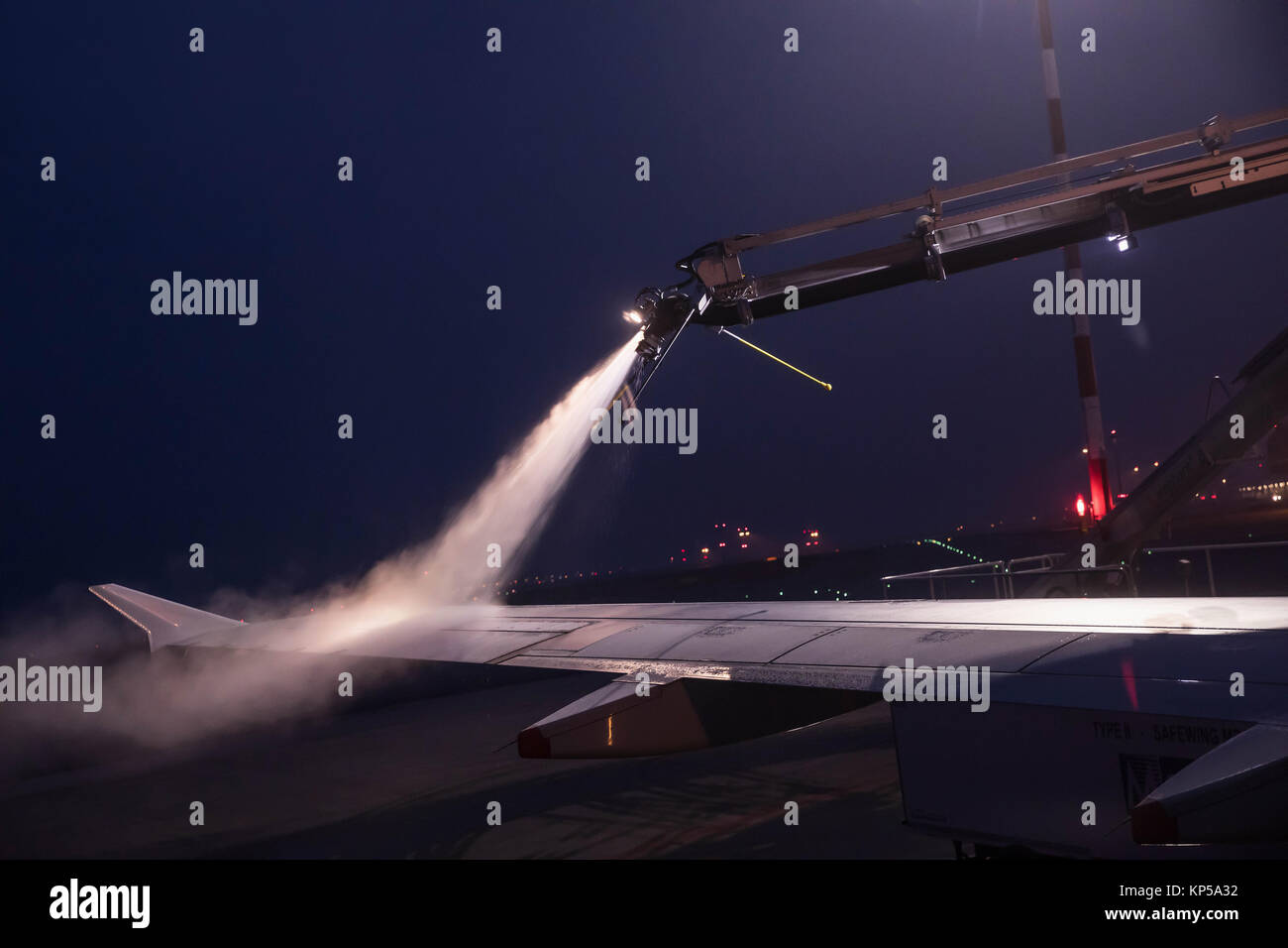 Décongeler les extensions avant vol et en hiver. Aéroport dans le froid glacial de l'hiver. Le dégivrage de l'avion avant le vol. Banque D'Images