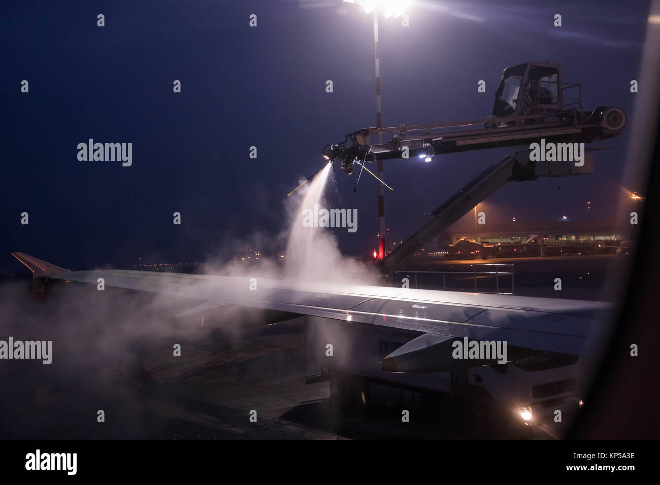 Décongeler les extensions avant vol et en hiver. Aéroport dans le froid glacial de l'hiver. Le dégivrage de l'avion avant le vol. Banque D'Images