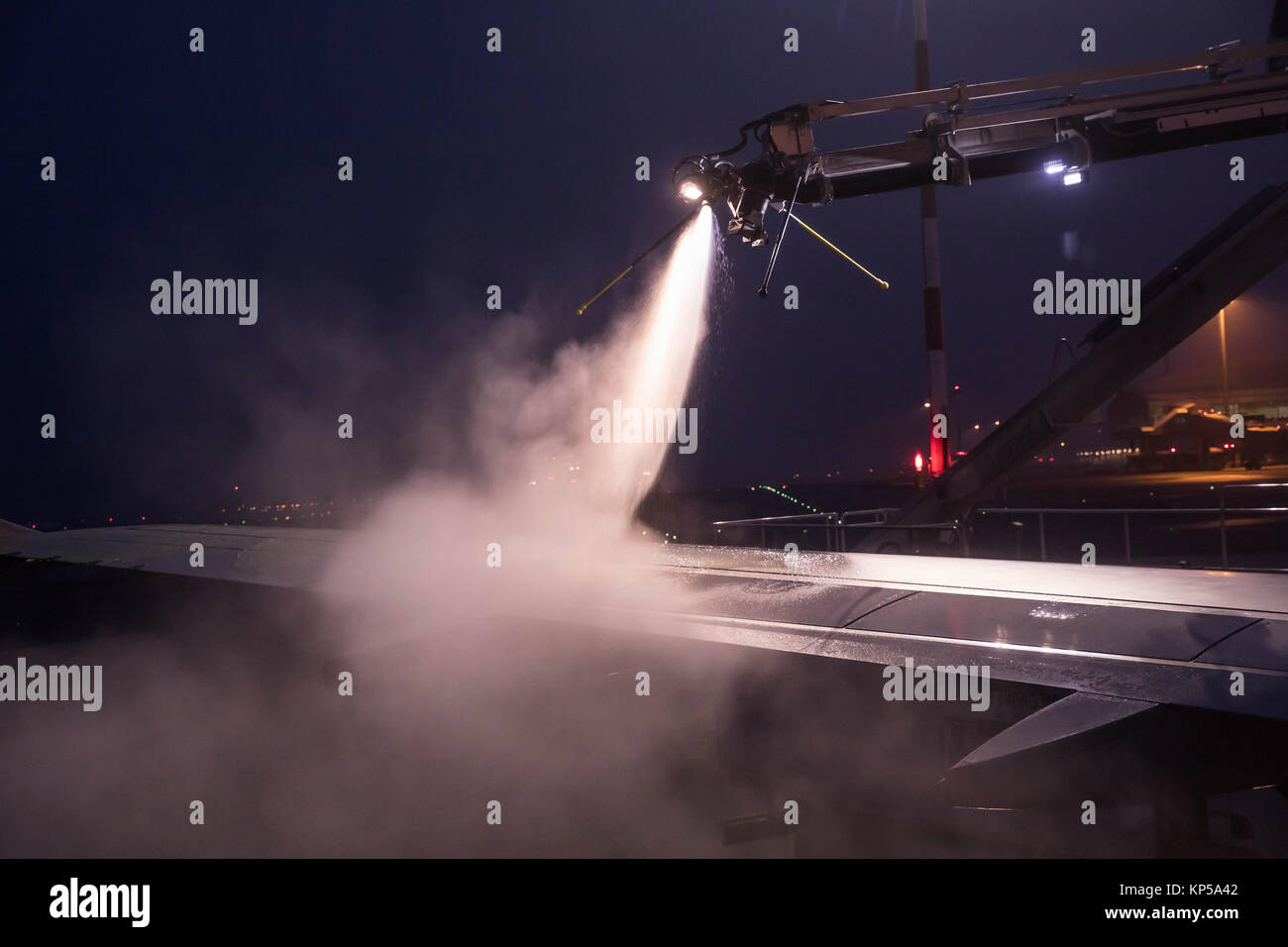 Décongeler les extensions avant vol et en hiver. Aéroport dans le froid glacial de l'hiver. Le dégivrage de l'avion avant le vol. Banque D'Images