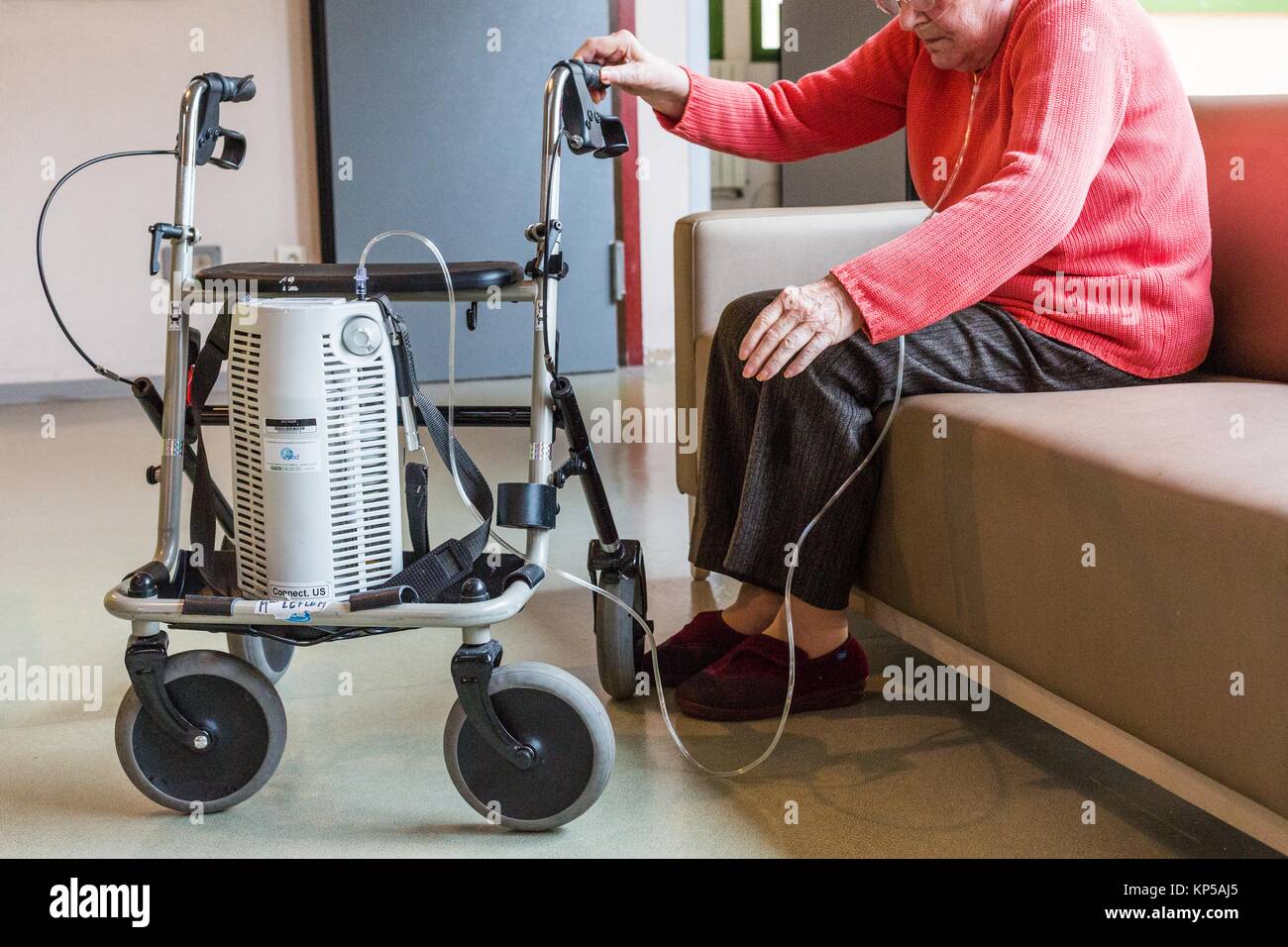 L'oxygénothérapie, femme portant une canule nasale pour alimenter son avec l'air enrichi en oxygène. Banque D'Images
