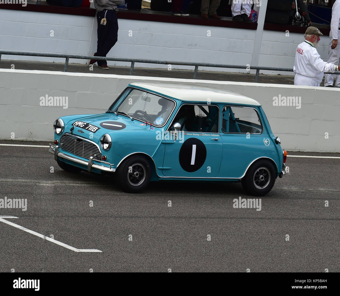 Jason Rauno Goodwood revival austin mini cooper s Banque de photographies et d ...