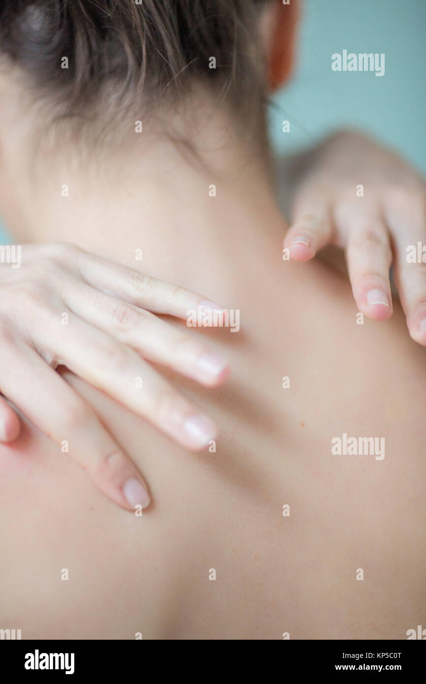 Femme souffrant de douleur au cou. Banque D'Images