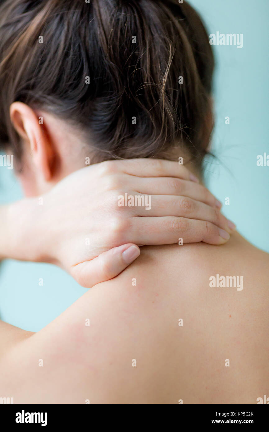 Femme souffrant de douleur au cou. Banque D'Images