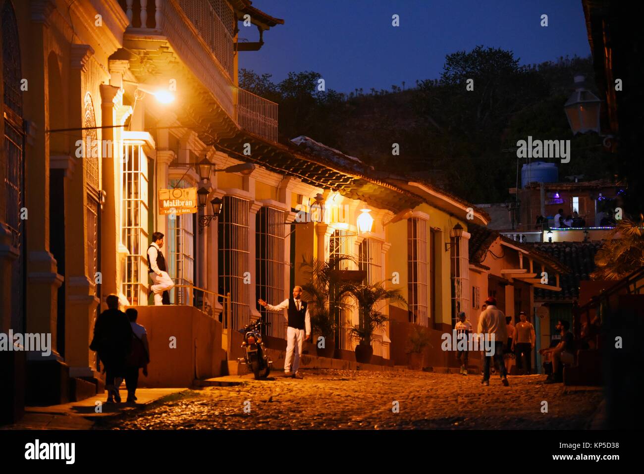 Une rue de Trinidad par nuit, Cuba. Banque D'Images
