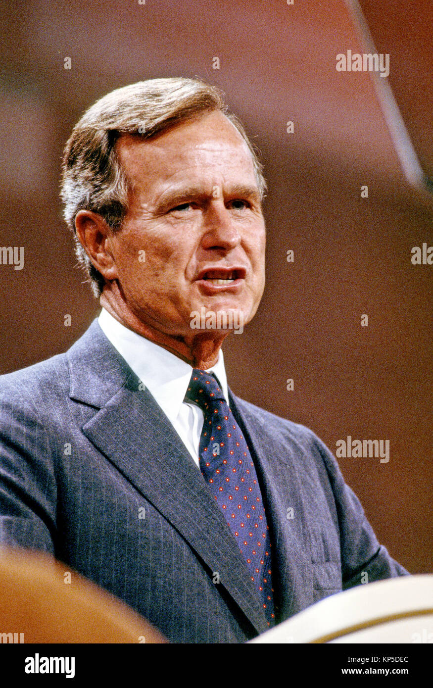 Vice-président des États-Unis George H. W. Bush traite de la convention républicaine de 1984 alors qu'il accepte sa mise en candidature à l'élection en tant que Vice-président des États-Unis à la Reunion Arena à Dallas, Texas, le 23 août 1984. Credit : Howard L. Sachs / CNP /MediaPunch Banque D'Images