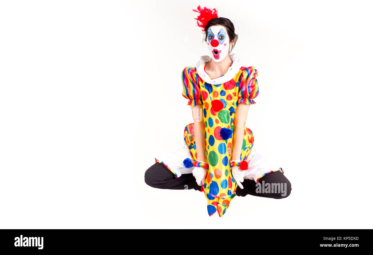 Clown de cirque coloré sautant Flying Mid-Air Dans Polka Dots Banque D'Images