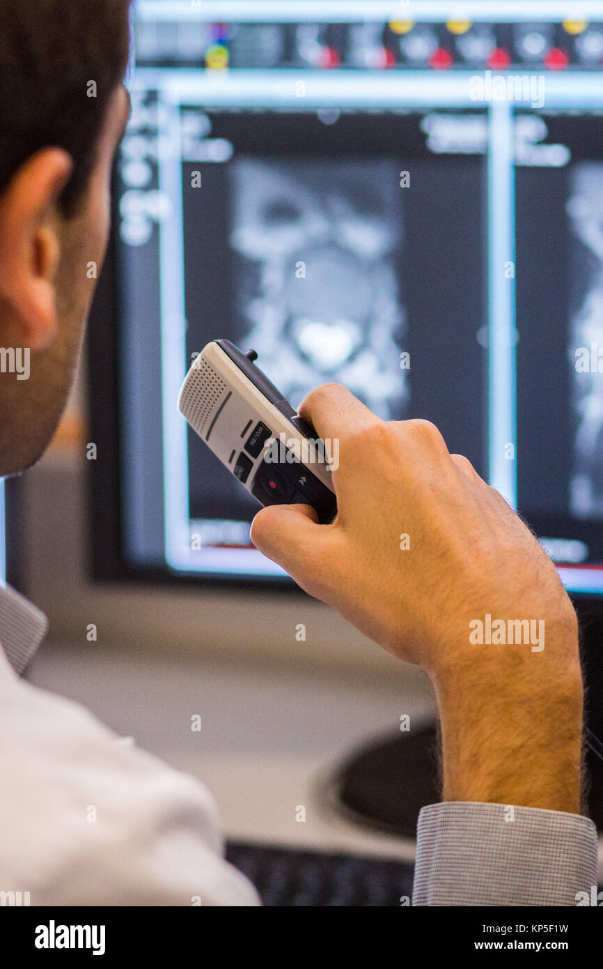 Un médecin examine l'IRM du rachis pendant l'enregistrement des notes sur  un dictaphone Photo Stock - Alamy