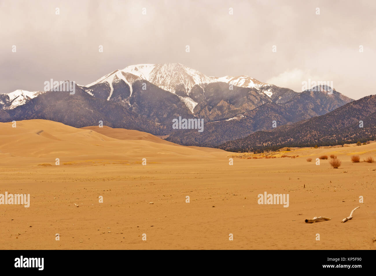 La gamme Sangre de Cristo dans la neige au-dessus des Great Sand Dunes au Colorado Banque D'Images