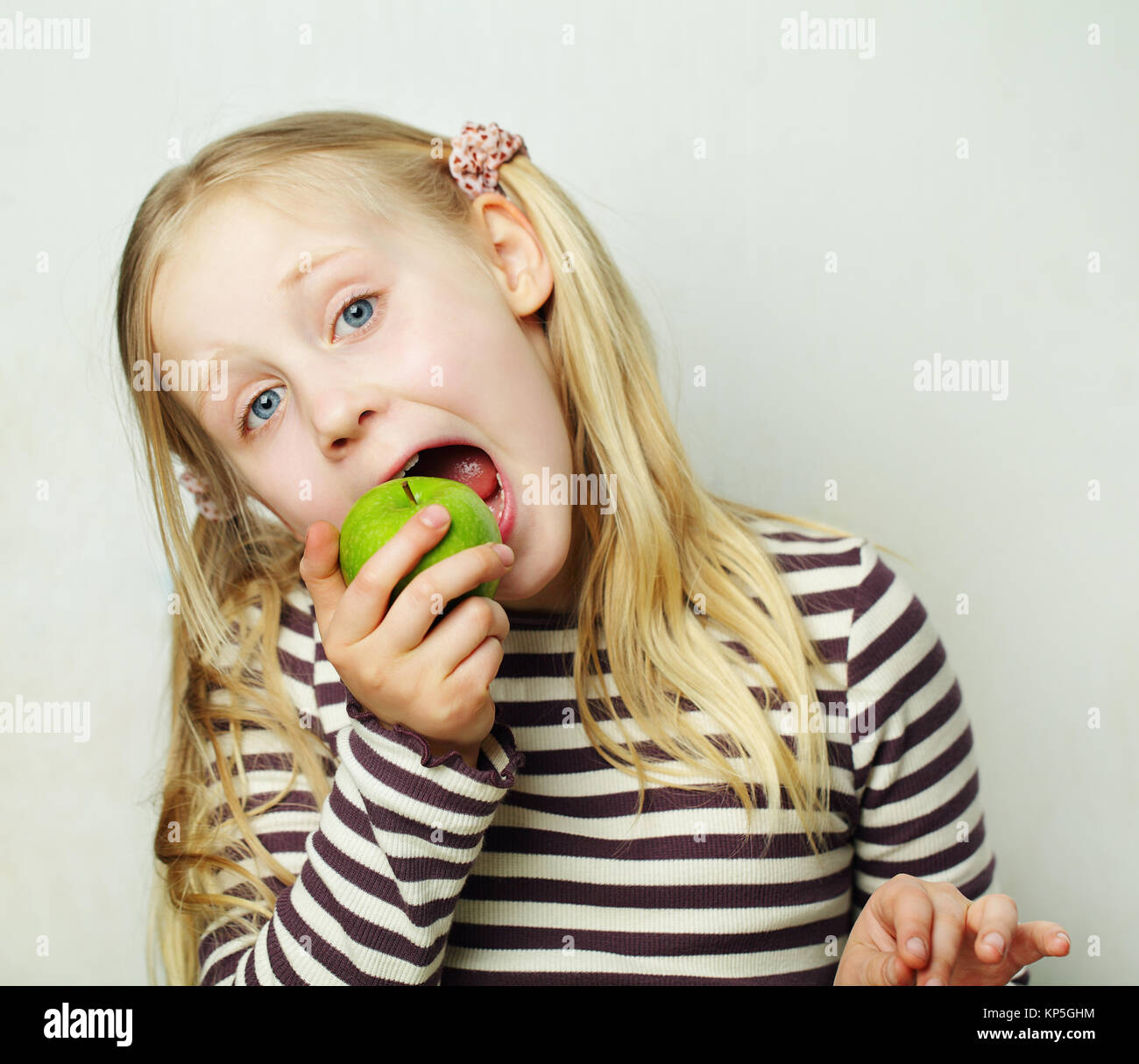 Pomme verte avec des enfants en bonne santé - concept, Humour Banque D'Images