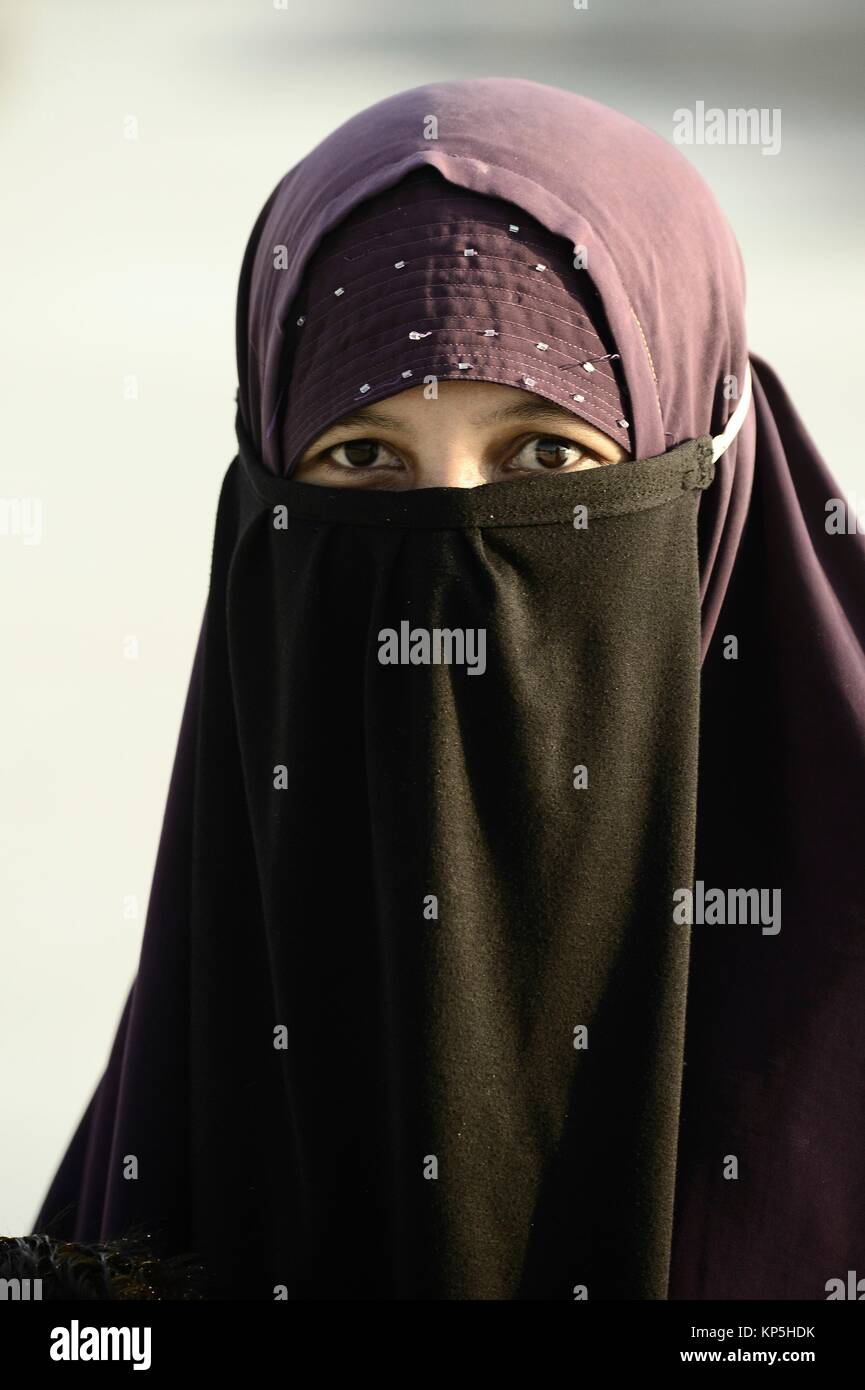 Portrait de femme musulmane indonésienne portant un niqab, voile,Lombok en Indonésie. Banque D'Images