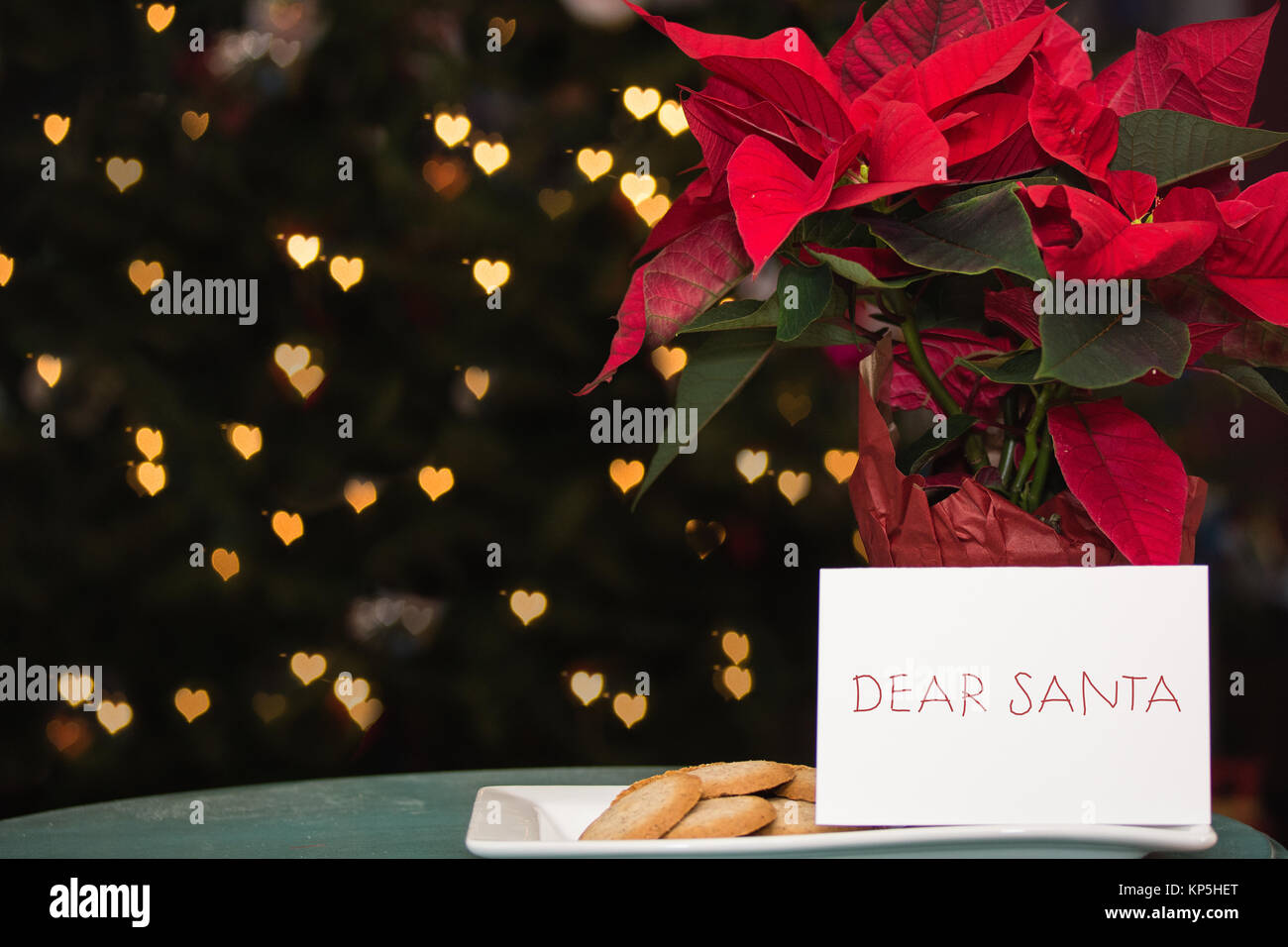 Remarque lettre panneau avec Cher Père Noël à l'écart avec les cookies sur Noël Banque D'Images