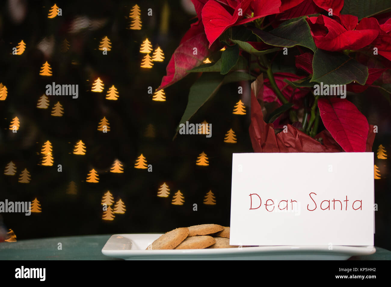 Remarque lettre panneau avec Cher Père Noël à l'écart avec les cookies sur Noël Banque D'Images