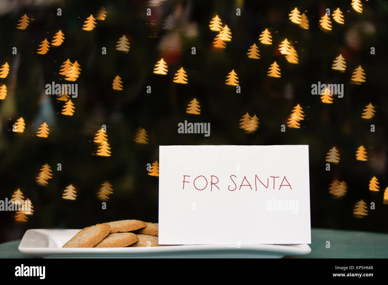 Remarque lettre panneau avec Cher Père Noël à l'écart avec les cookies sur Noël Banque D'Images