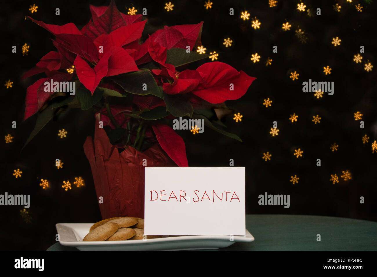 Remarque lettre panneau avec Cher Père Noël à l'écart avec les cookies sur Noël Banque D'Images