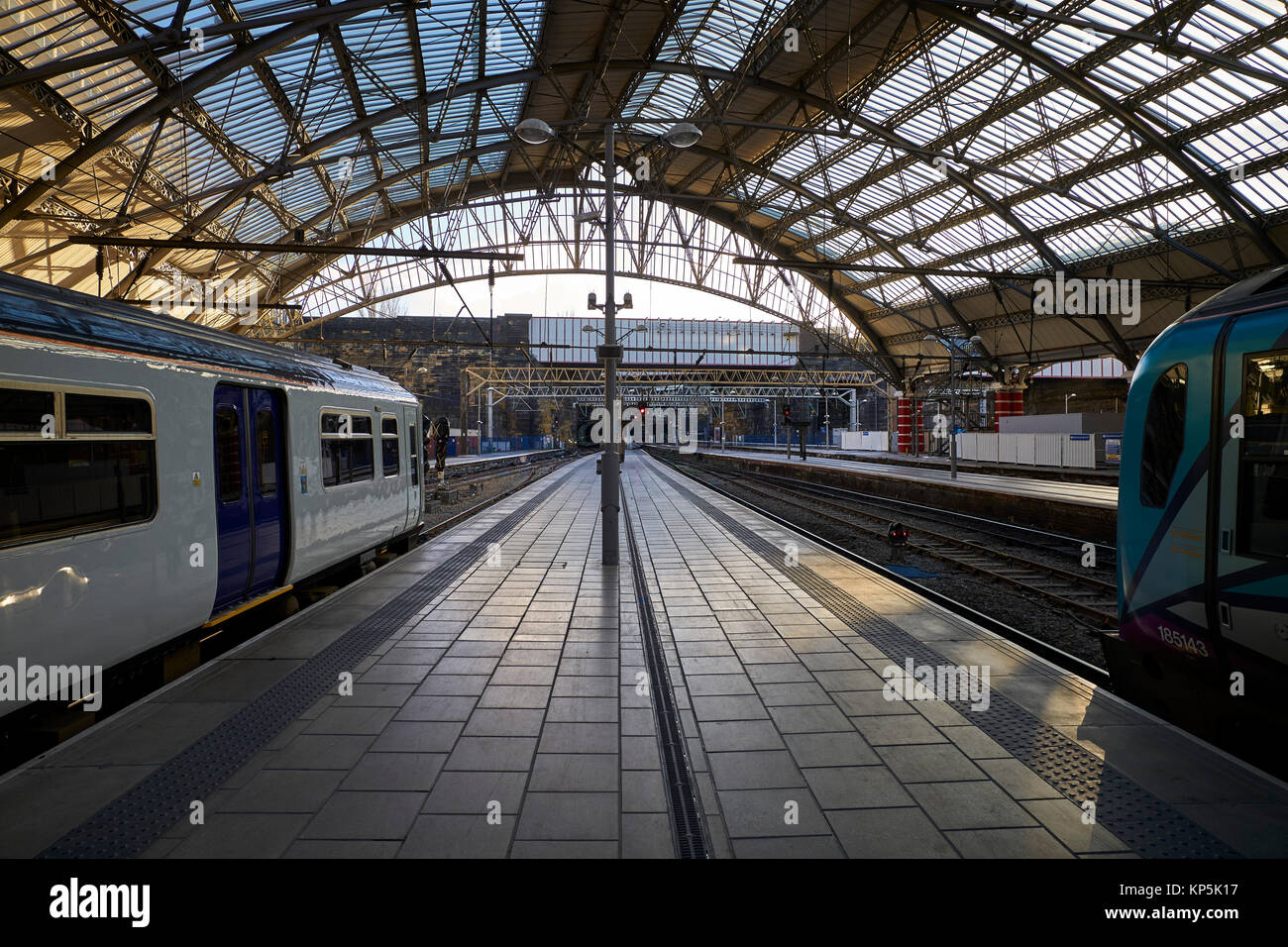 La plate-forme de Liverpool Lime Street se montrant verrière Banque D'Images