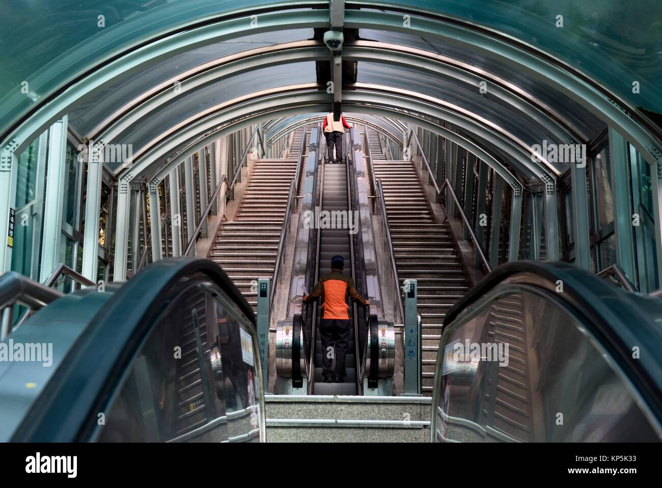 Les gens qui vont jusqu'escalator, Séoul, Corée du Sud. Banque D'Images