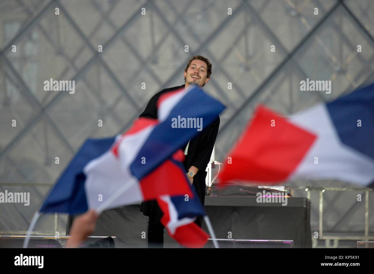 Le chanteur Cris Cab célébrer la victoire du nouveau président français Emmanuel Macron en dehors du musée du Louvre à Paris,France. Banque D'Images