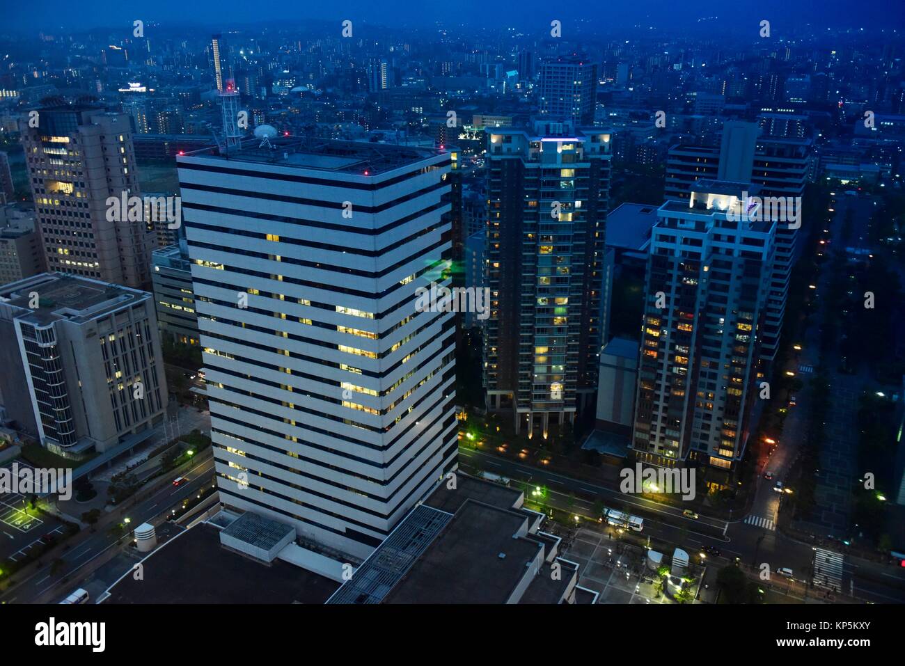 La ville de Fukuoka par nuit, Kyushu, au Japon, en Asie. Banque D'Images