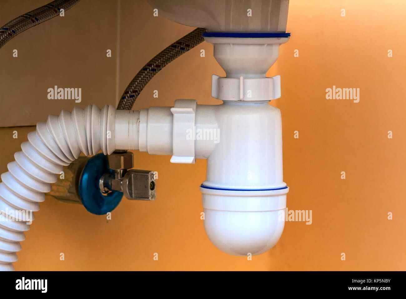 Les tuyaux d'évacuation d'égout sous l'évier de la cuisine.d'appareils  sanitaires et robinetterie Photo Stock - Alamy