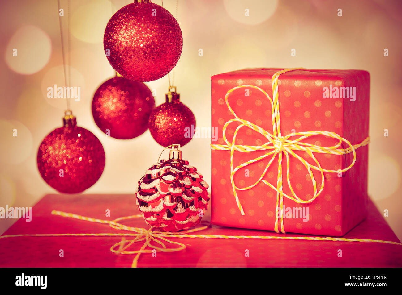 Noël rouge détails. Close up de nouvelle année décorations, boules et présente isolé sur fond magnifique. Photo couleur filtrée horizontale. Banque D'Images