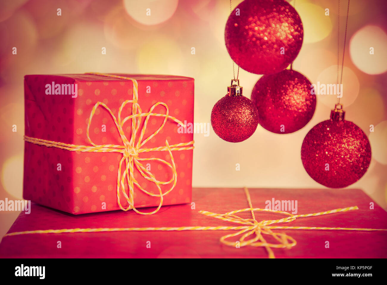 Noël rouge détails. Close up de nouvelle année décorations, boules et présente isolé sur fond magnifique. Photo couleur de ton horizontale Banque D'Images
