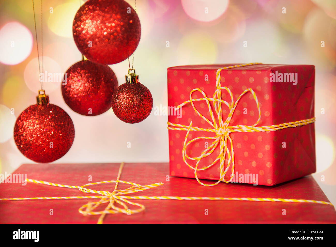 Noël rouge détails. Close up de nouvelle année décorations, boules et présente isolé sur fond magnifique. Photo couleur horizontal. Banque D'Images