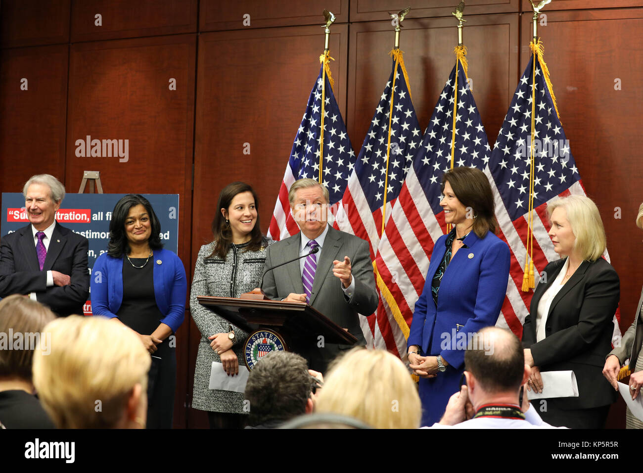 La Caroline du Sud des États-Unis Le Sénateur Lindsey Graham (centre) prend la parole lors d'une conférence de presse pour présenter un projet de loi pour lutter contre le harcèlement sexuel sur le lieu de travail sur la colline du Capitole, le 6 décembre 2017 à Washington, DC. (Photo par photo via le Sénat américain Planetpix) Banque D'Images