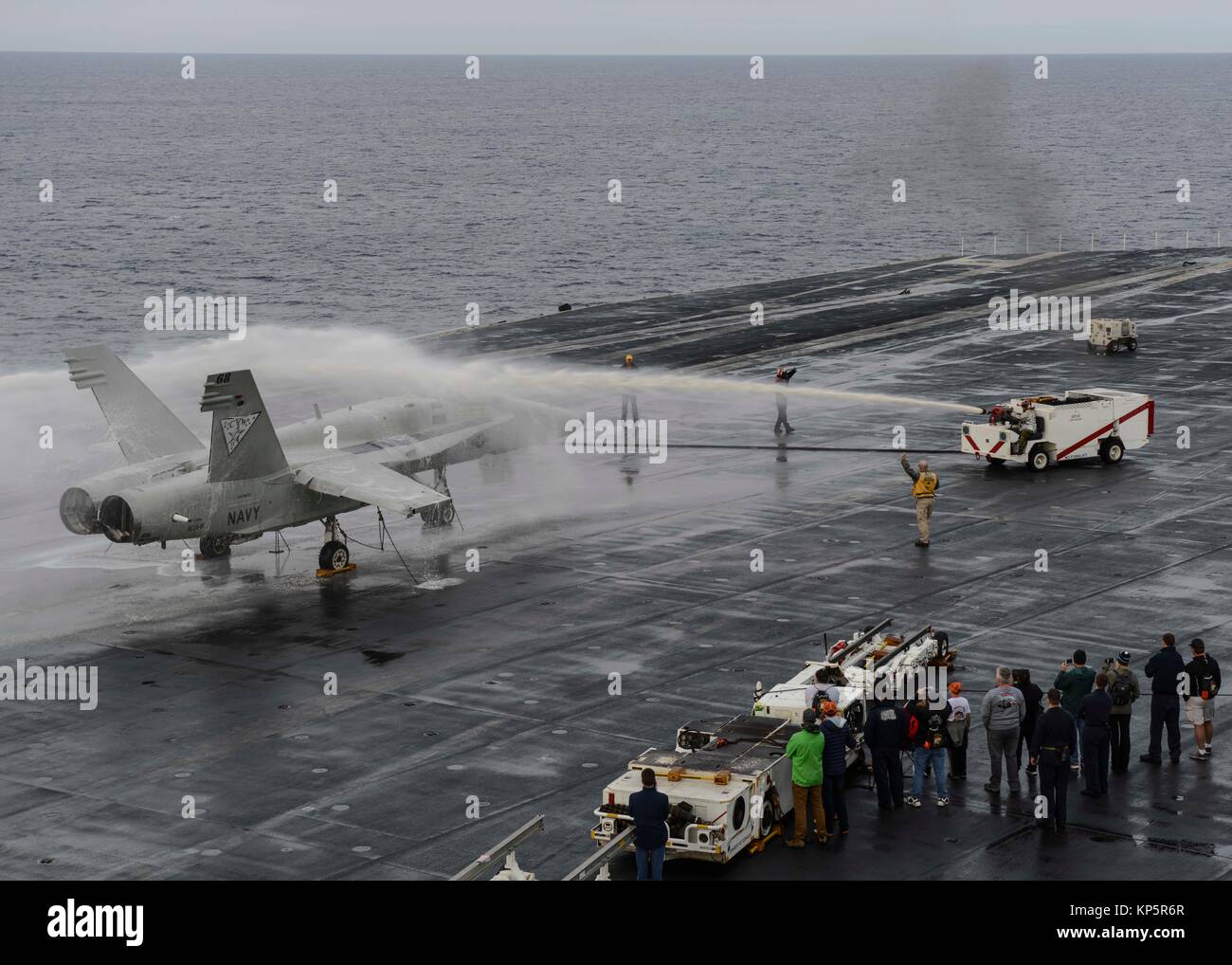 Les marins de la Marine américaine démontrer d'un écrasement d'aéronef et de percer dans le poste de pilotage à bord de la marine américaine de classe Nimitz porte-avions USS Nimitz pendant Tiger Cruise 8 décembre 2017 dans l'océan Pacifique. (Photo par Holly L. Herline par Planetpix) Banque D'Images