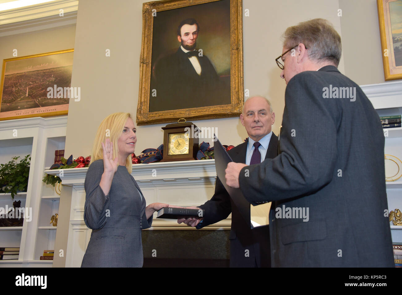 Le Secrétaire à la sécurité intérieure américain Kirstjen Nielsen (à gauche) prête le serment d'Office avec le chef d'état-major de la Maison Blanche John Kelly et Maison Blanche de la greffier David Kalbaugh au Bureau ovale de la Maison Blanche le 6 décembre 2017 à Washington, DC. (Photo de Jetta discothèque via Planetpix) Banque D'Images