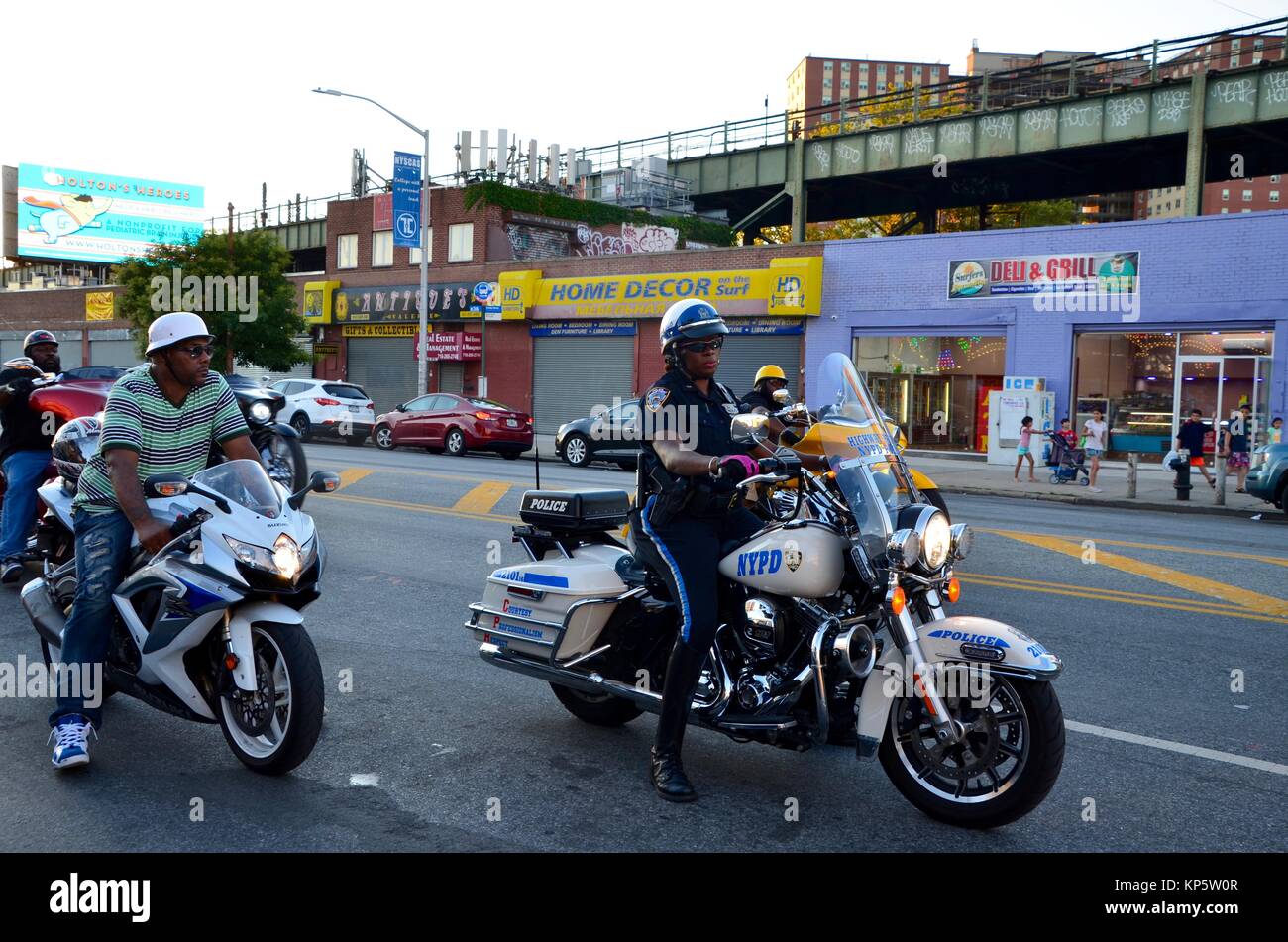 Moto femme noir cop avec african american motards brooklyn Coney Island Banque D'Images